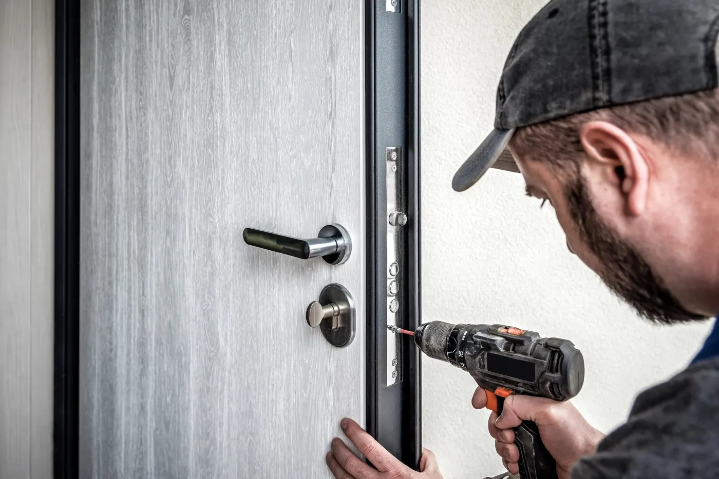 Renforcement et blindage d'une porte d'entrée à Montreuil